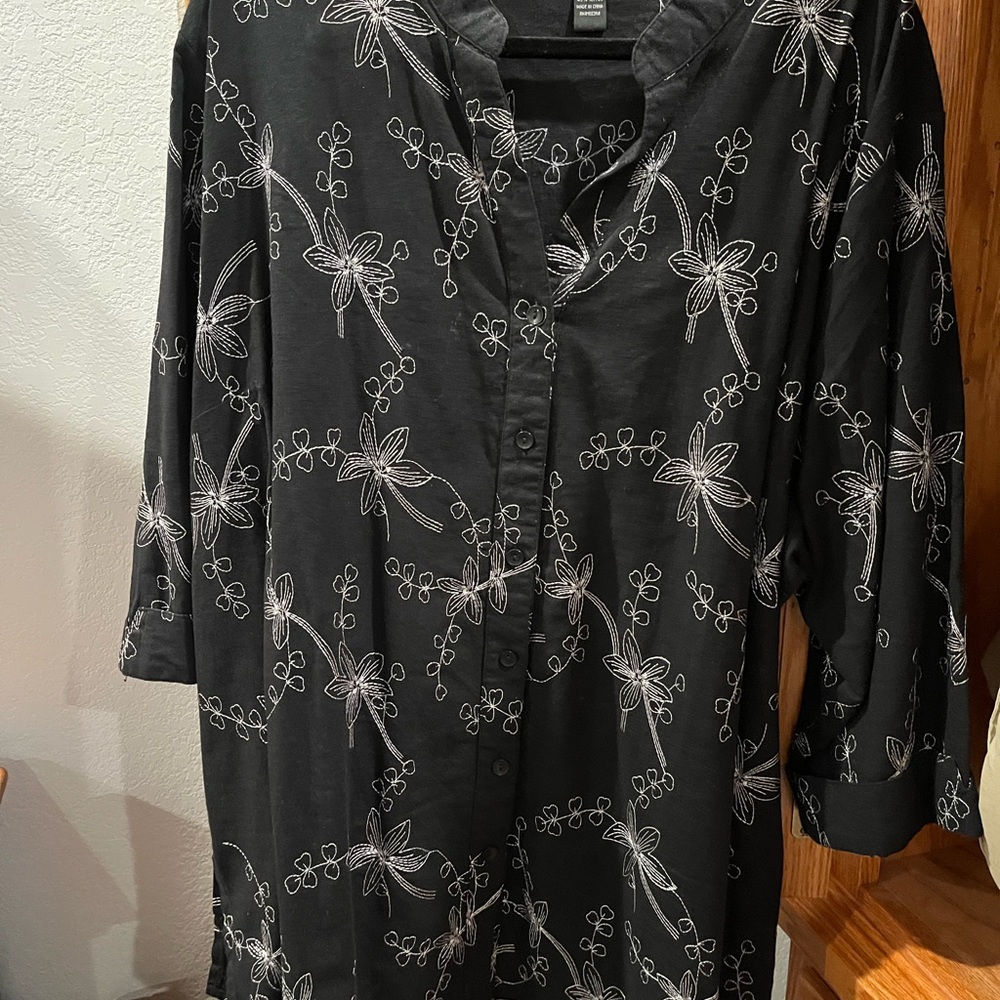 Three-quarter sleeve black shirt